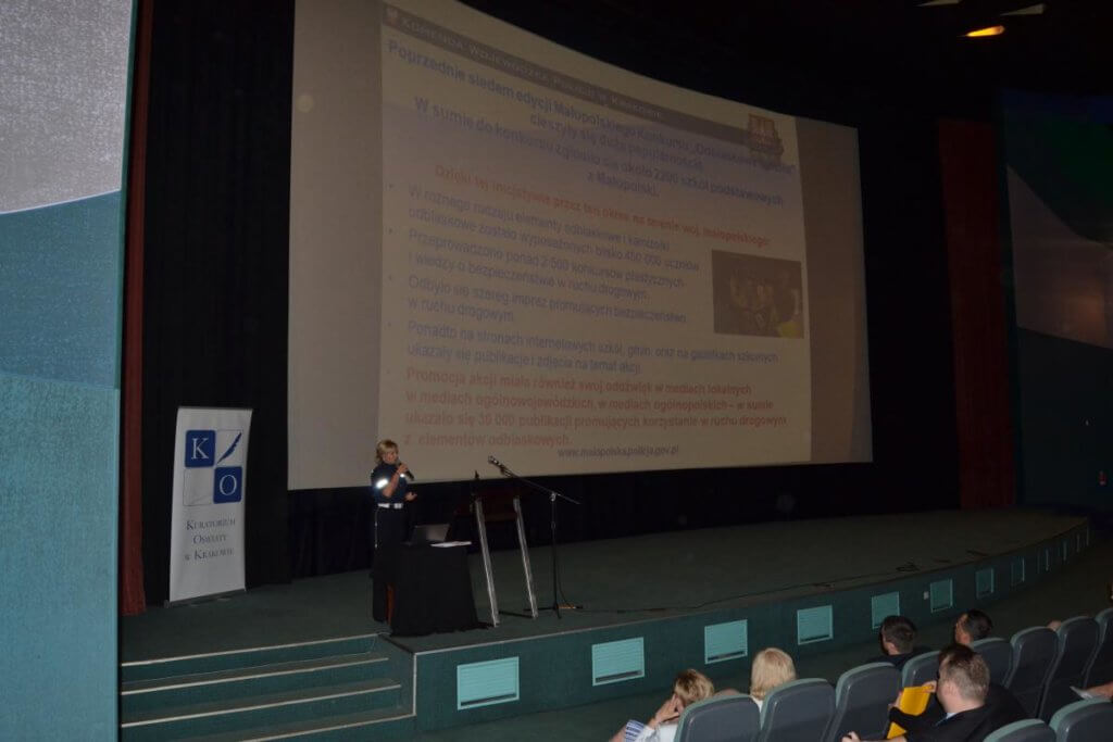 Małopolscy policjanci promują konkurs „Odblaskowa Szkoła” na naradach dla dyrektorów szkół podstawowych