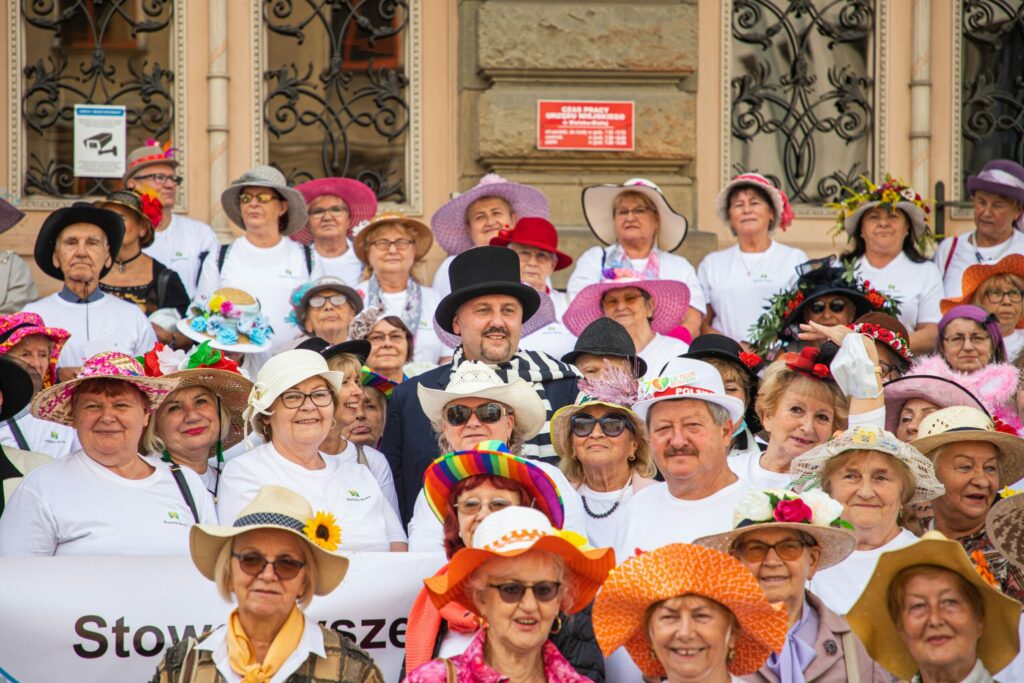 Słomiane kapelusze, kaszkiety, cylindry