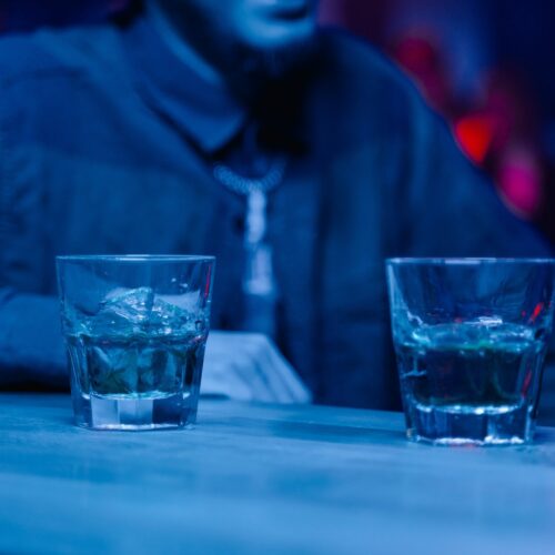 Oto kilka typowych zachowań alkoholików